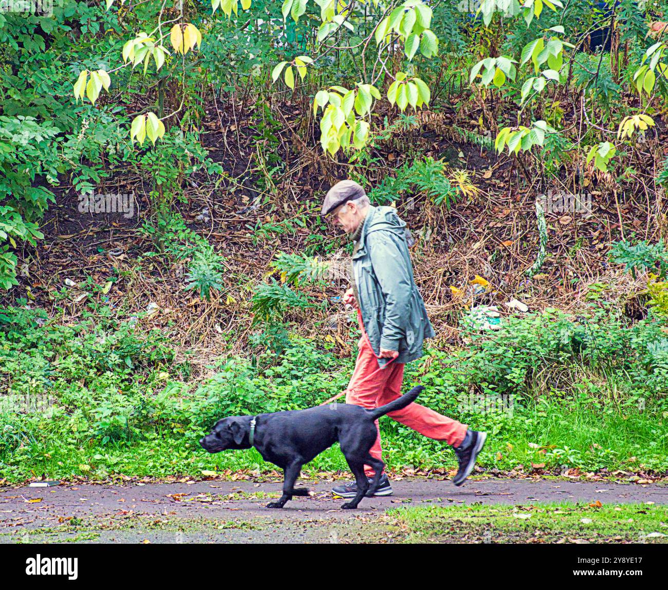 Glasgow, Schottland, Großbritannien. Oktober 2024. Wetter in Großbritannien: Nass und trocken, während die Menschen ihr Leben durch das Wetter im Zentrum der Stadt bestimmt machten. Credit Gerard Ferry/Alamy Live News Stockfoto