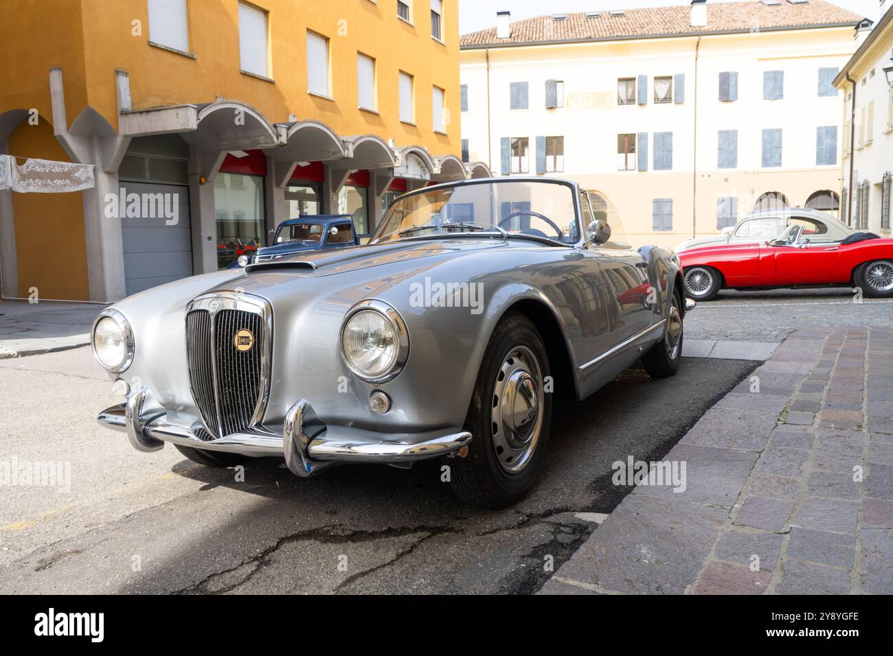 San Felice sul Panaro, Italien, 6. Oktober 2024. Ein historisches italienisches Auto Lancia Aurelia B24 Cabrio von 1954 parkt auf der Straße Stockfoto