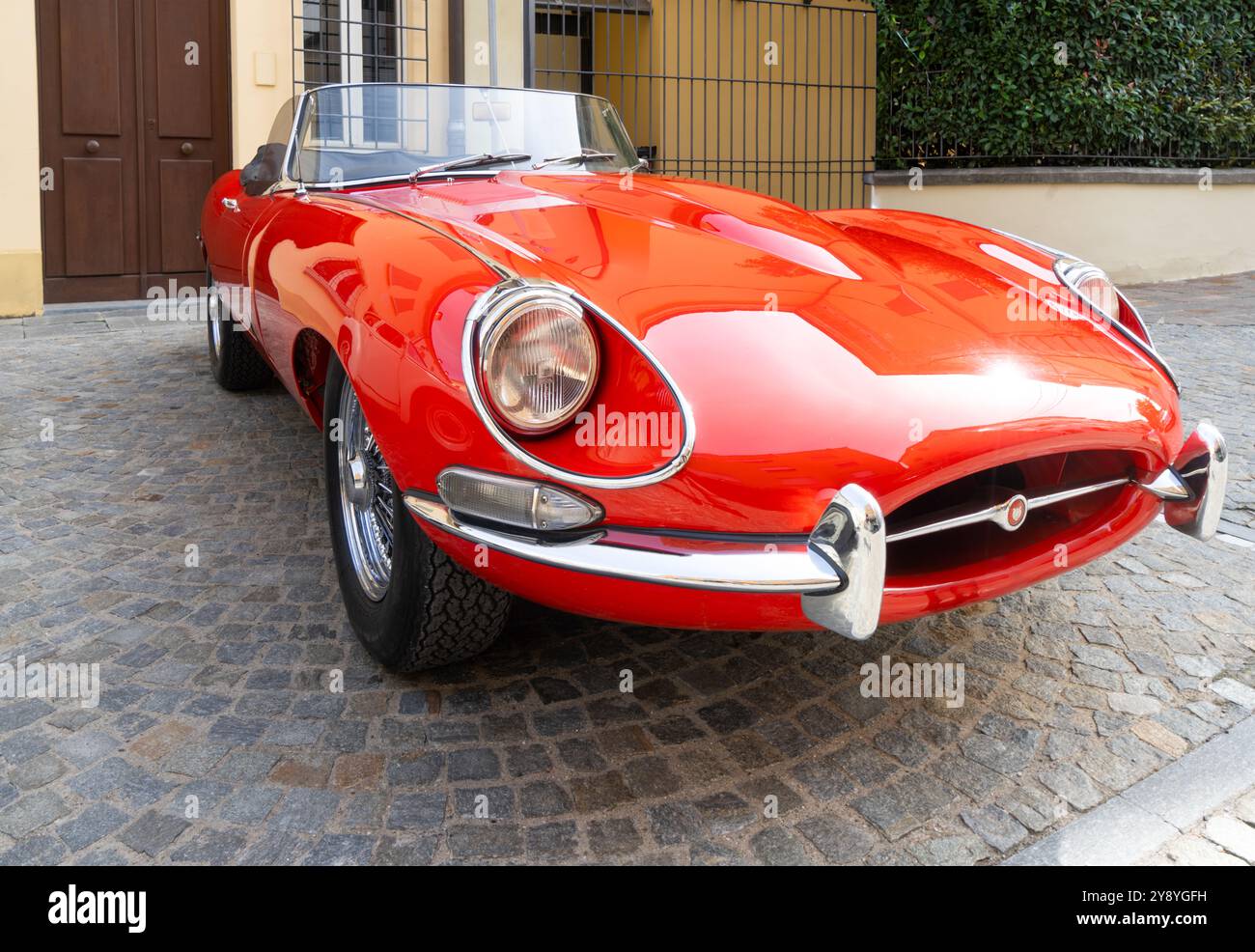 San Felice sul Panaro, Italien, 6. Oktober 2024. Der historische britische Jaguar E Type 4,2 XKE aus den 1960er Jahren auf der Straße Stockfoto