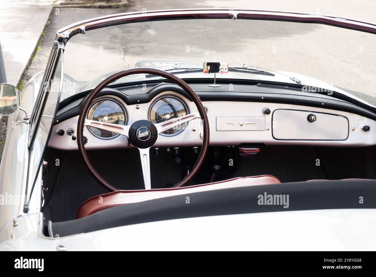 San Felice sul Panaro, Italien, 6. Oktober 2024. Detail des Armaturenbretts des historischen italienischen Autos Lancia Aurelia B24 Cabriolet aus dem Jahr 1954 Stockfoto