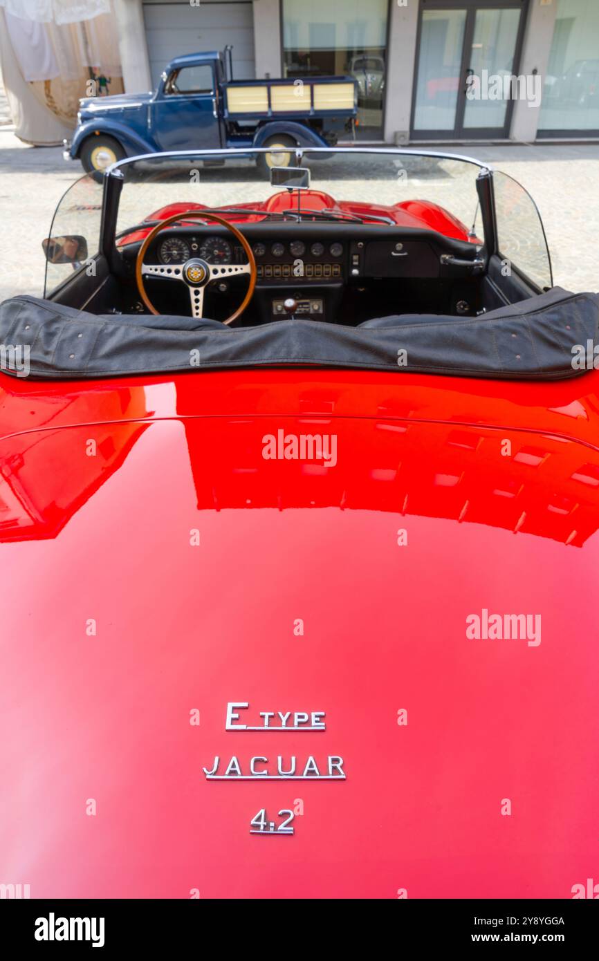 San Felice sul Panaro, Italien, 6. Oktober 2024. Der historische britische Jaguar E Type 4,2 XKE aus den 1960er Jahren auf der Straße Stockfoto