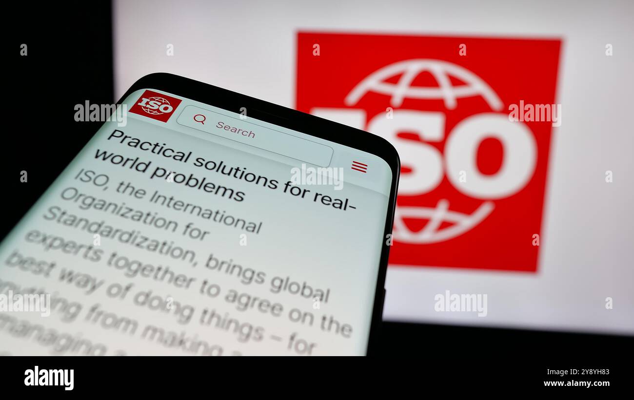 Smartphone mit Website der International Organization for Standardization (ISO) auf dem Bildschirm vor dem Logo. Fokussieren Sie sich oben links auf der Telefonanzeige. Stockfoto