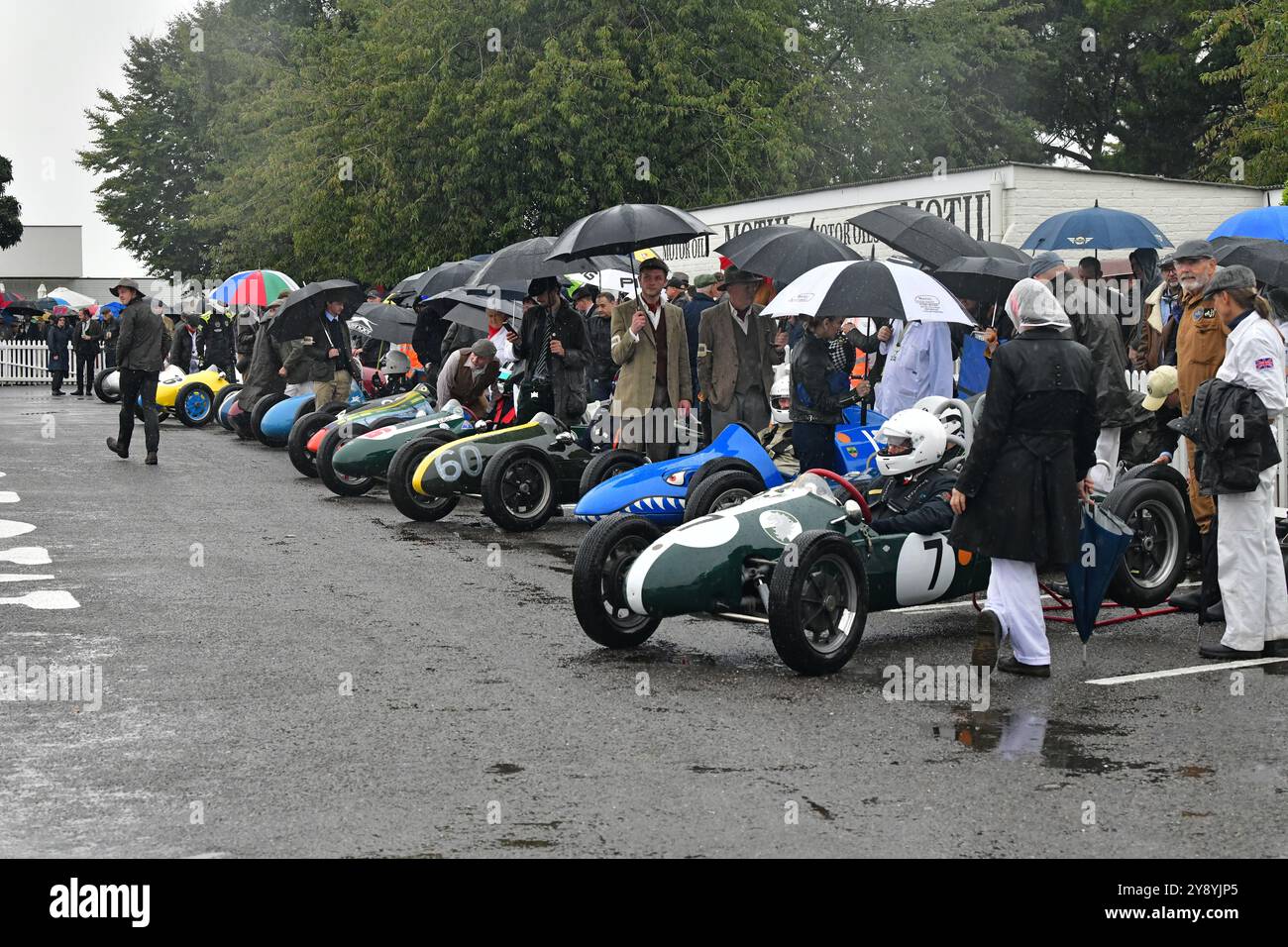 Warten Sie im Montagebereich, Earl of March Trophy, fünfundzwanzig Minuten lang Rennen für 500-ccm-F3-Rennfahrer, angetrieben von verschiedenen Marken von 500-ccm-motorcyc Stockfoto