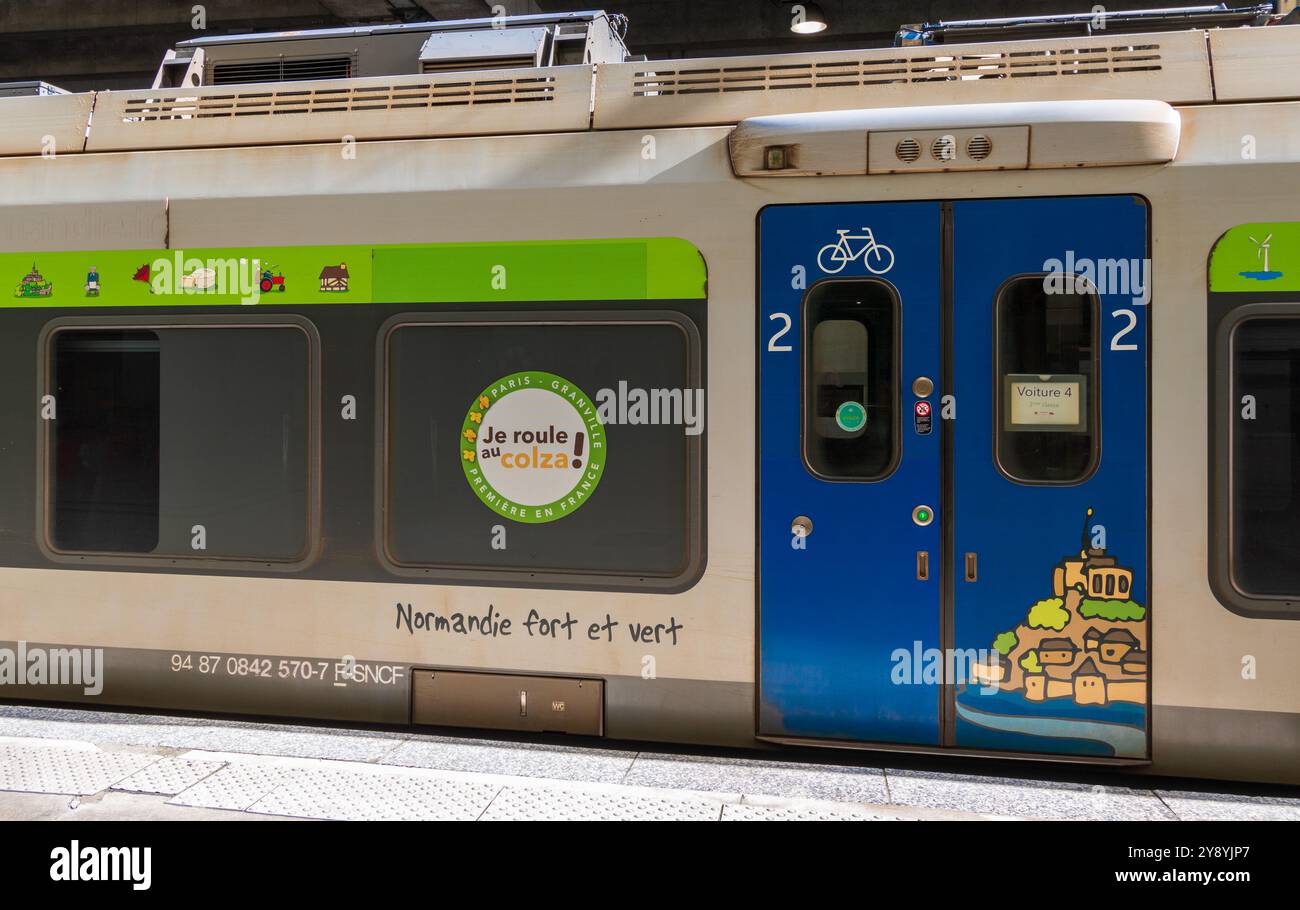 Paris, Frankreich - 10 05 2024 : der Zug Paris-Granville, der mit Biokraftstoff B100 aus der Verarbeitung von Rapsöl fährt, im Bahnhof Montparnasse Stockfoto