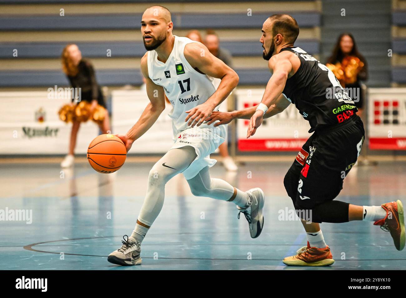 Essen, Deutschland. Oktober 2024. Samuel Mpacko (ETB Miners) ProB BARMER 2. Basketball-Bundesliga – ETB Miners – Gartenzaun 24 Baskets Paderborn am 05. Oktober 2024 in der Sporthalle am Hallo, Endstand 94:82 vor 823 Zuschauer Credit: dpa/Alamy Live News Stockfoto