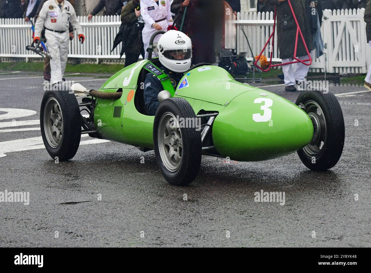 Andy Raynor, JBS-Norton, Earl of March Trophy, 25 Minuten Rennstrecke für 500-ccm-F3-Rennfahrer, angetrieben von verschiedenen Marken von 500-ccm-Motorrädern und Motorrädern Stockfoto