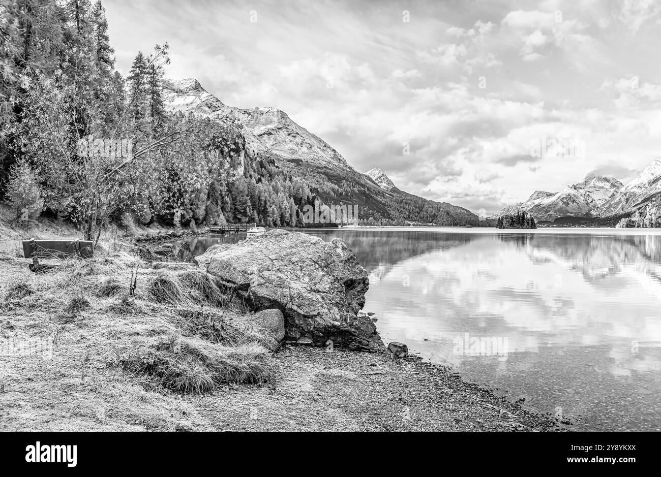 Schwarz-weiße Landschaft am Silser See, Engadin, Graubünden, Schweiz Stockfoto