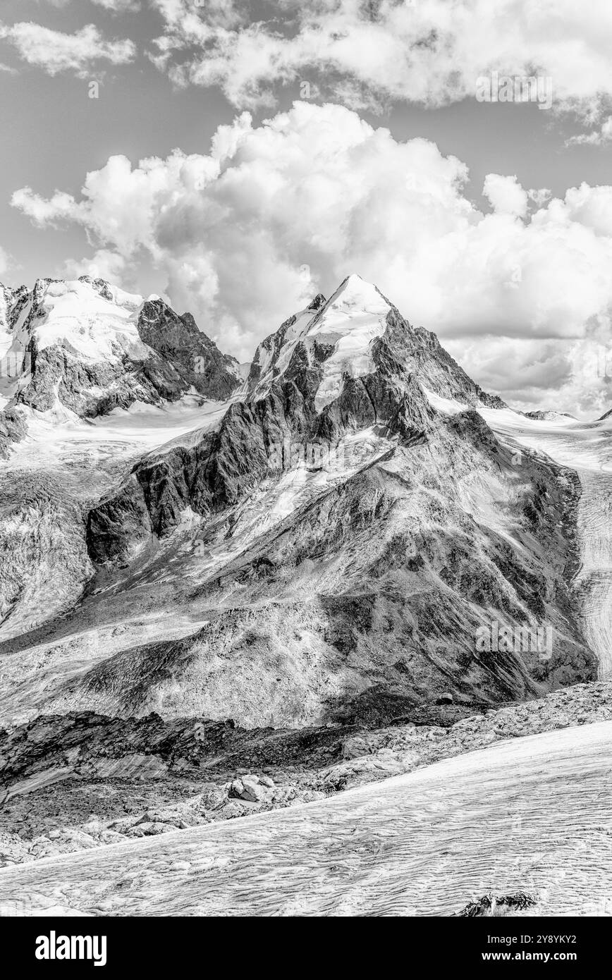 Schwarz-weiße Landschaft am Piz Roseg und am Sella-Gletscher von der Bergstation Piz Corvatsch in Graubünden aus gesehen Stockfoto