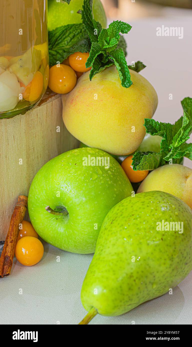 GRÜNE FRÜCHTE, APFEL, PFIRSICH UND BIRNE Stockfoto