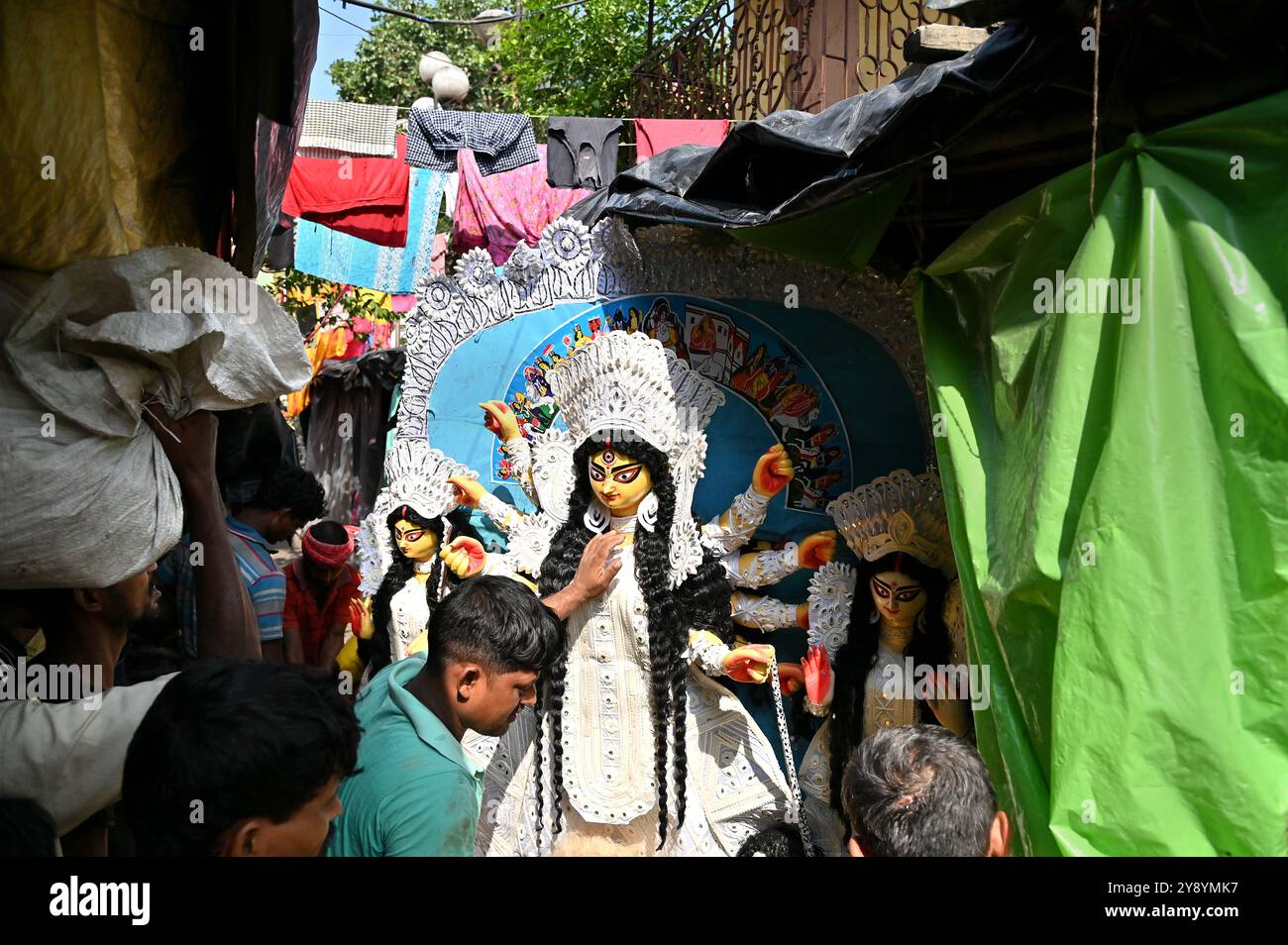Das wunderschöne Idol der hinduistischen Göttin Devi Durga ist bereit für das berühmte Bengalische Durga Puja Festival in Kumartuli in Kalkutta. Stockfoto