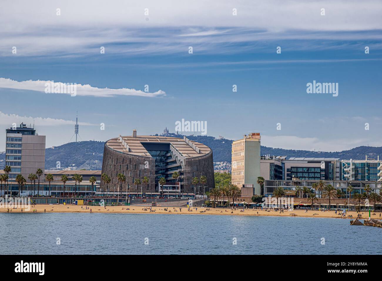 Blick vom Meer mit Zentrum für Genomregulierung, CRG, internationales biomedizinisches Forschungsinstitut, Barcelona, Spanien Stockfoto