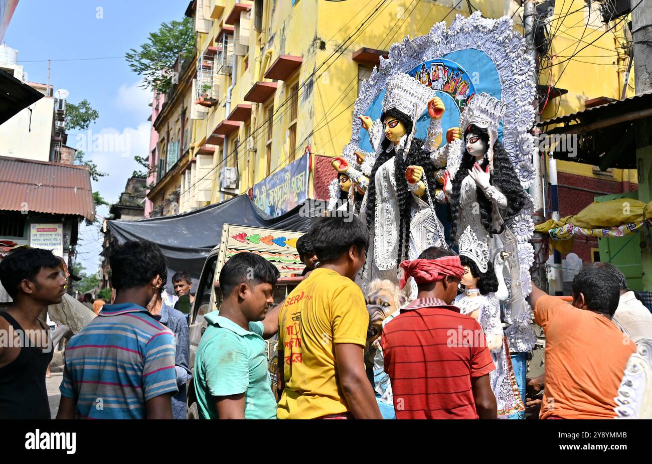 Das wunderschöne Idol der hinduistischen Göttin Devi Durga ist bereit für das berühmte Bengalische Durga Puja Festival in Kumartuli in Kalkutta. Stockfoto