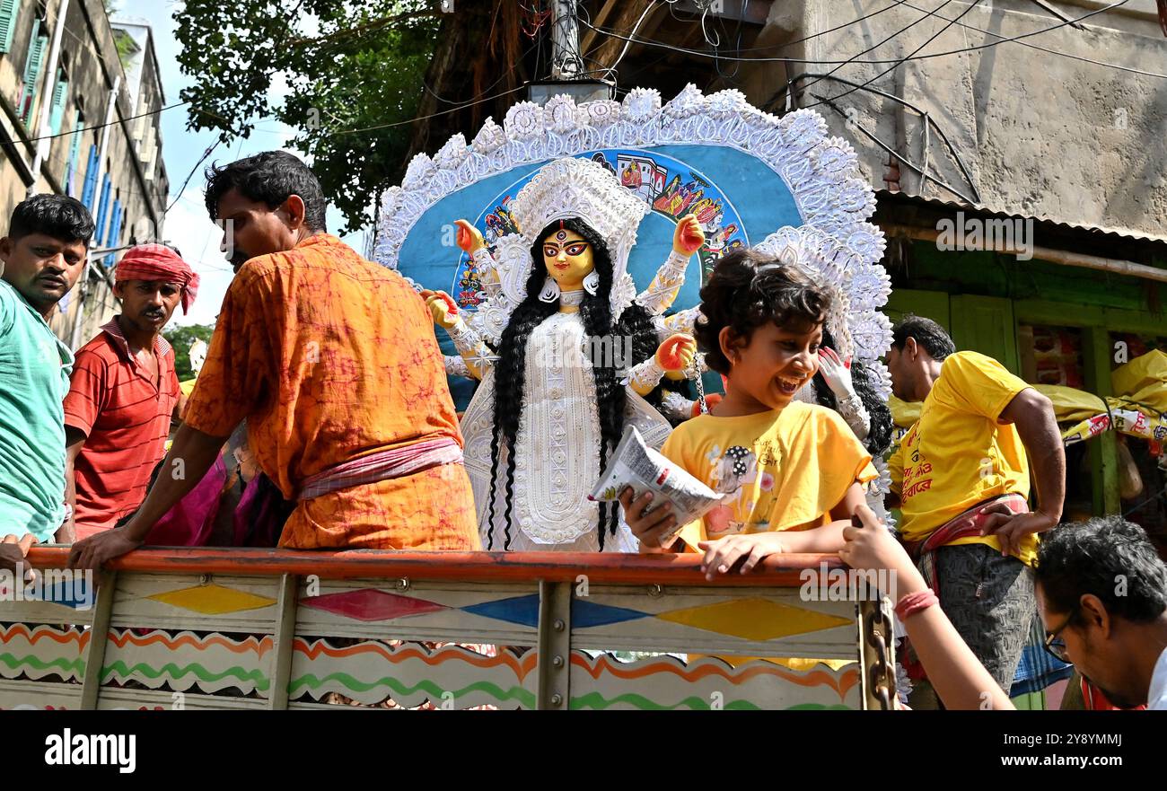 Das wunderschöne Idol der hinduistischen Göttin Devi Durga ist bereit für das berühmte Bengalische Durga Puja Festival in Kumartuli in Kalkutta. Stockfoto