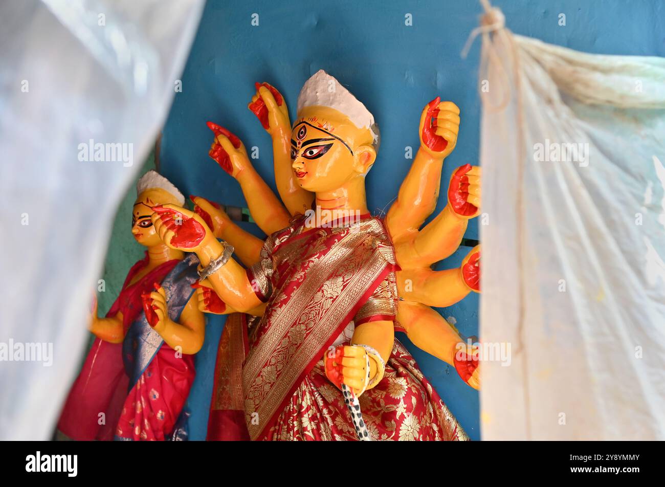 Das wunderschöne Idol der hinduistischen Göttin Devi Durga ist bereit für das berühmte Bengalische Durga Puja Festival in Kumartuli in Kalkutta. Stockfoto