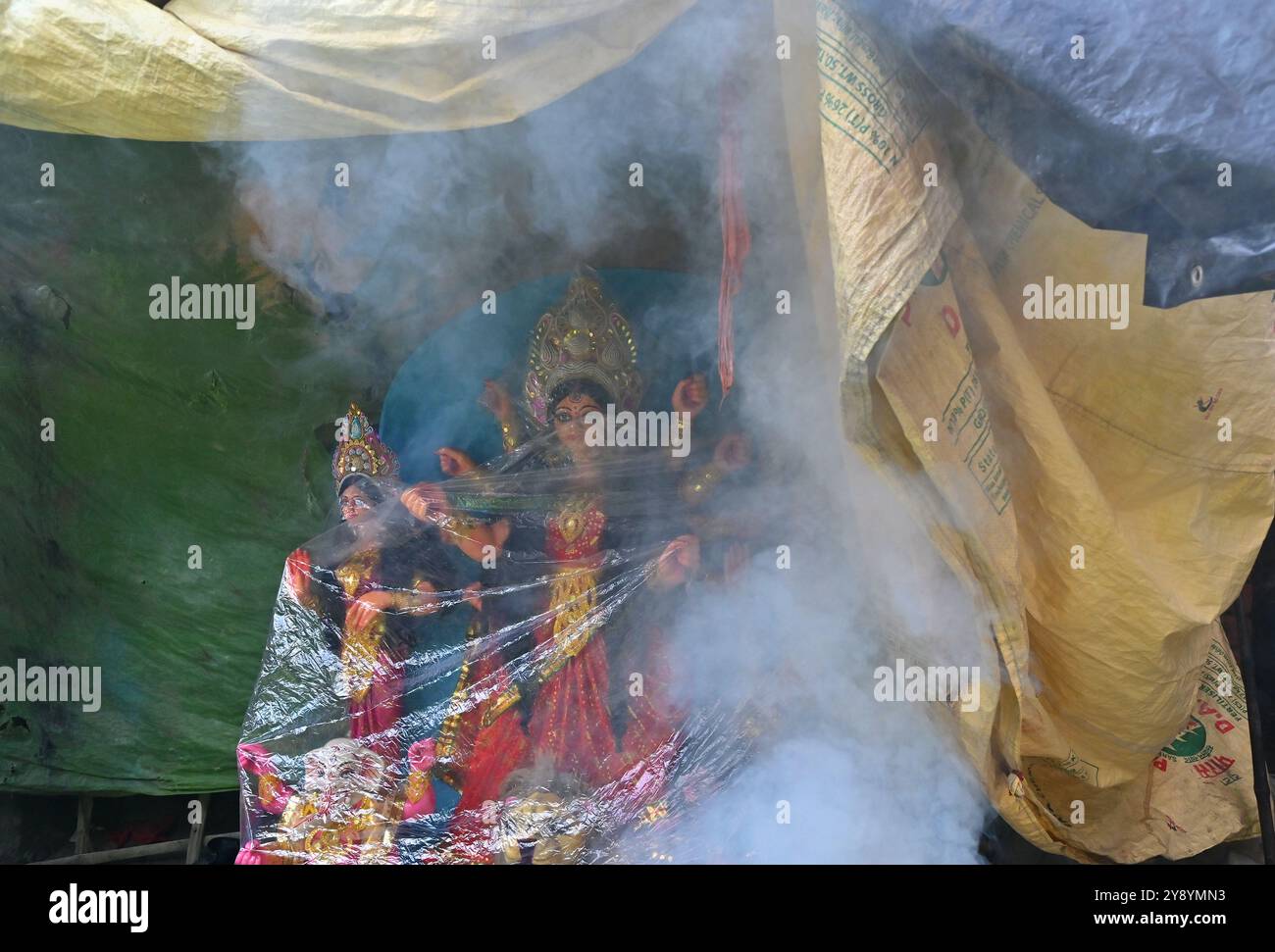 Das wunderschöne Idol der hinduistischen Göttin Devi Durga ist bereit für das berühmte Bengalische Durga Puja Festival in Kumartuli in Kalkutta. Stockfoto