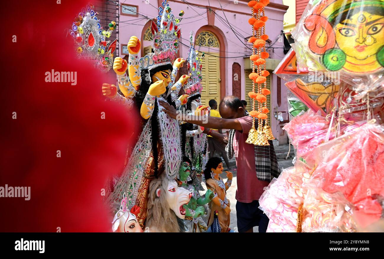 Das wunderschöne Idol der hinduistischen Göttin Devi Durga ist bereit für das berühmte Bengalische Durga Puja Festival in Kumartuli in Kalkutta. Stockfoto
