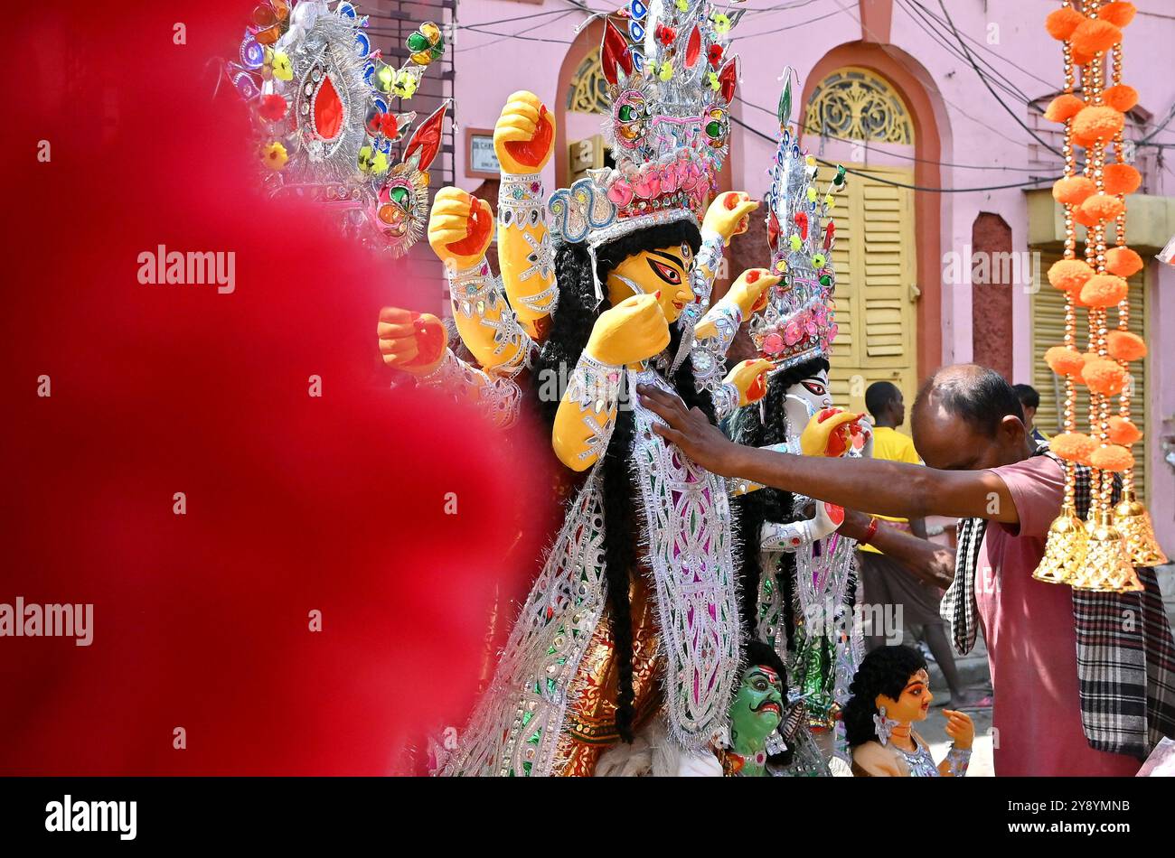 Das wunderschöne Idol der hinduistischen Göttin Devi Durga ist bereit für das berühmte Bengalische Durga Puja Festival in Kumartuli in Kalkutta. Stockfoto