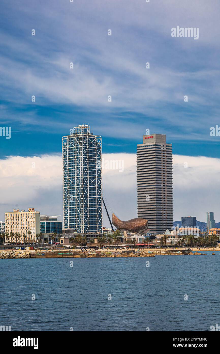 Blick vom Meer mit Torre Mapfre, Hotel Arts und El Peix d'Or, Barcelona, Spanien Stockfoto