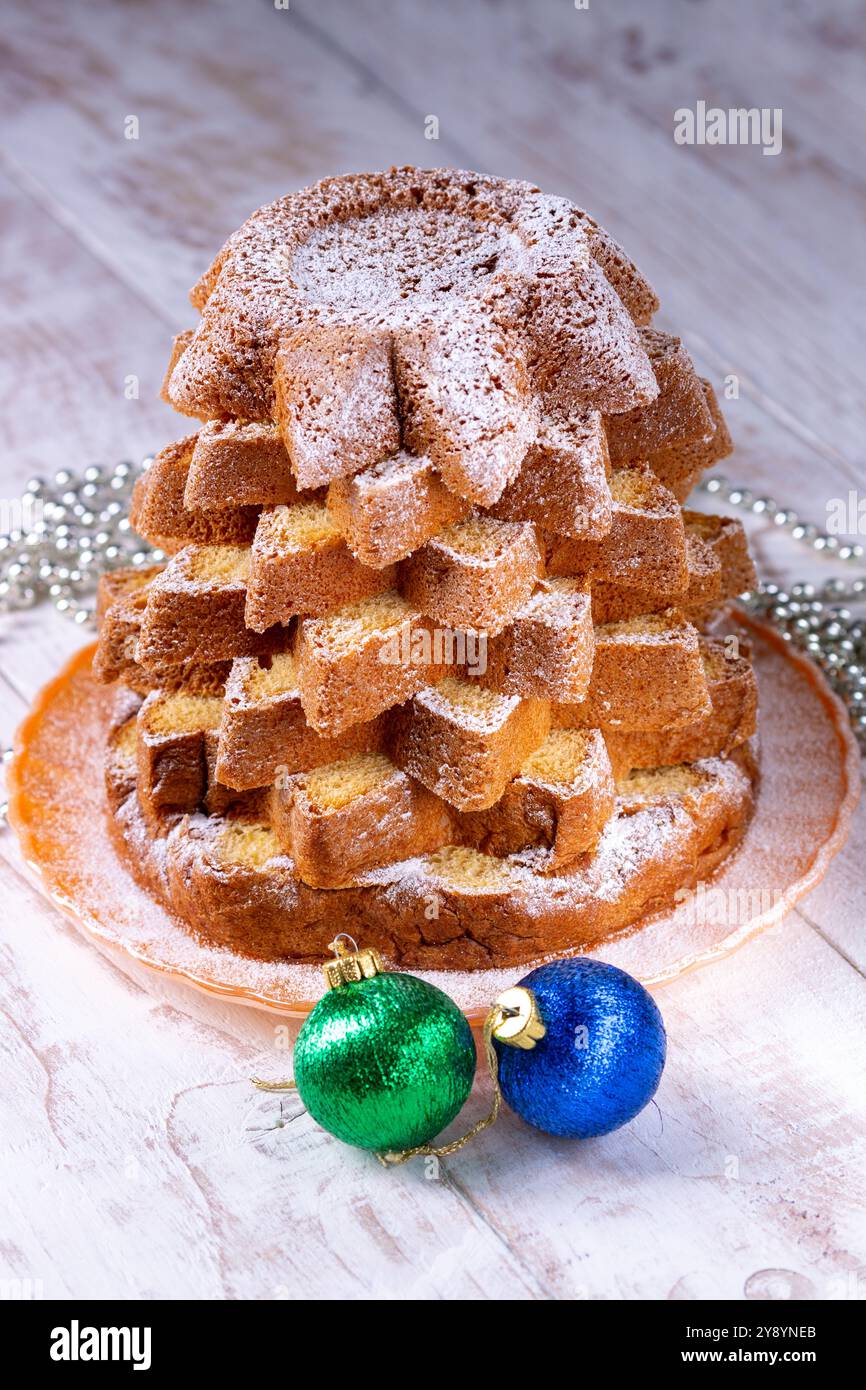 pandoro in Scheiben, italienisches süßes Hefebrot, traditionelles Weihnachtsgeschenk dekoriert mit Puderzucker Stockfoto