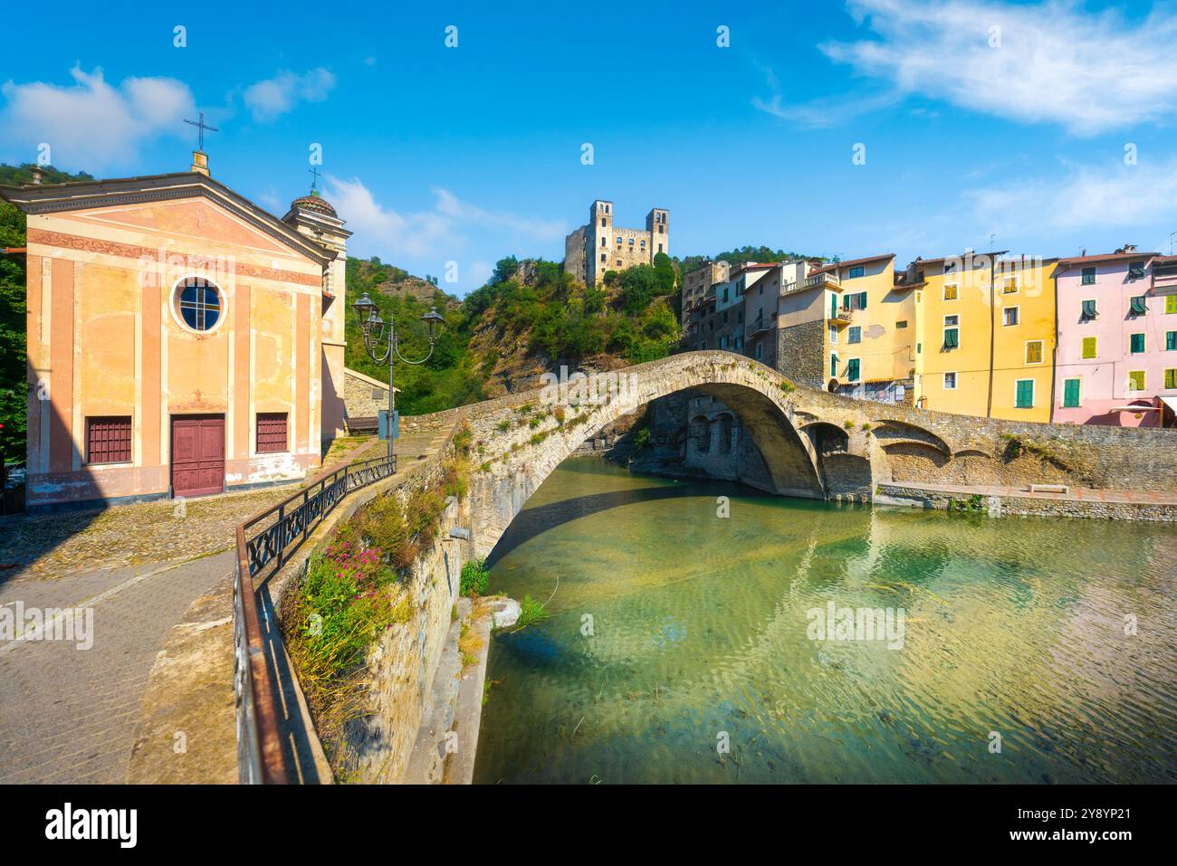 Alte Brücke, Kirche und Schloss in Dolceacqua. Die mittelalterliche Brücke wurde von Claude Monet gemalt, Doria Castle im Hintergrund. Riviera di Ponente, Prov Stockfoto