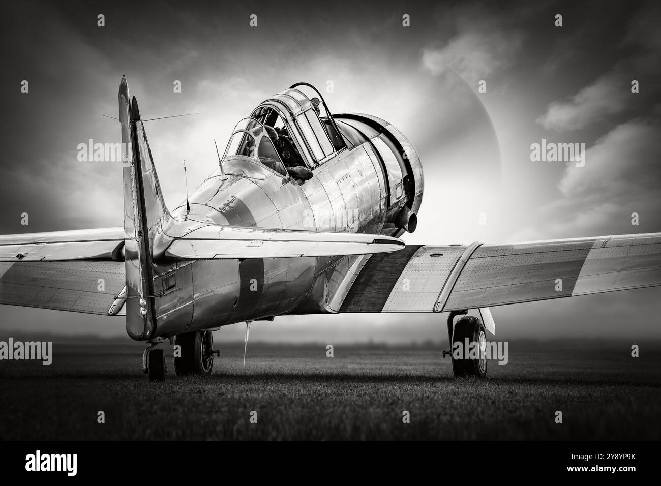 Historische Flugzeuge vor einem dramatischen Himmel Stockfoto