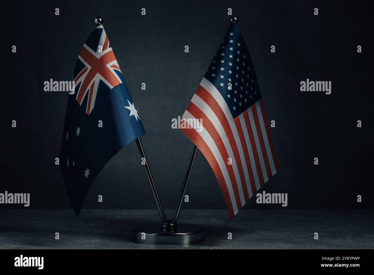 Tischflaggen USA Amerika und Nationalflagge Australien auf dunklem Hintergrund Stockfoto