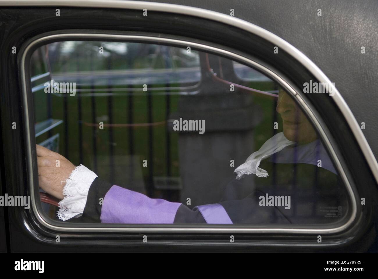 Circuit Judge in voller zeremonieller Kleidung kommt mit einem Londoner Taxi in Westminster Abbey für Lord Chancellors Breakfast UK 2006 2000s HOMER SYKES an Stockfoto