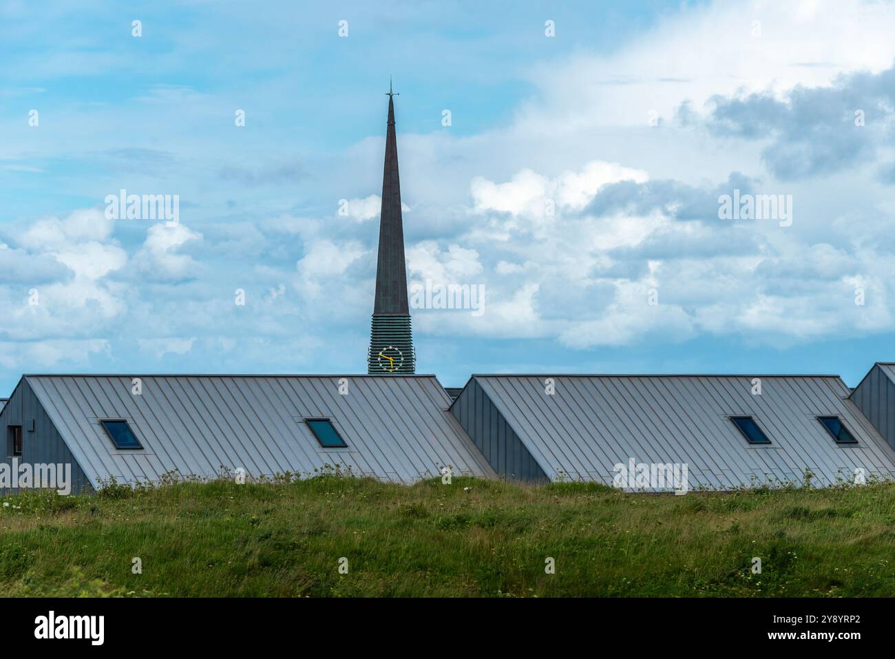 Turm der Nicolai-Kirche, Häuser im Helgoland Oberland, HochseeinlandHelgoland, Nordsee, Schleswig-Holstein, Bezirk Pinneberg, Deutschland Stockfoto