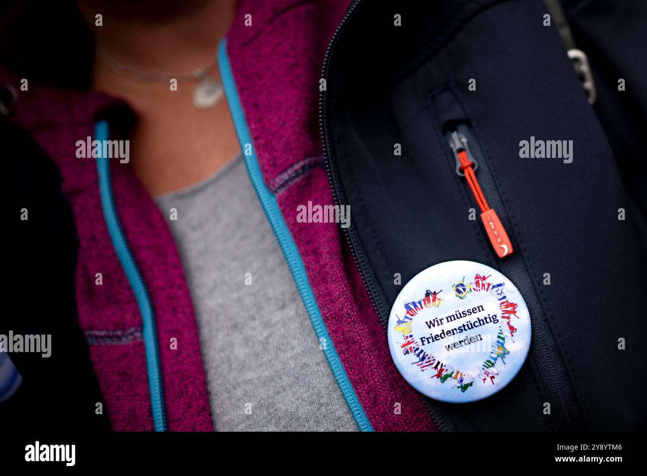 Friedensdemo Nein zu Kriegen DEU, Deutschland, Deutschland, Berlin, 03.10.2024 Demonstranten mit Button Wir muessen Friedenstuechtig werden auf der bundesweiten Demonstration der deutschen Friedensbewegung unter dem Motto Nein zu Kriegen und Hochruestung die Waffen nie Ja zu Frieden und soziale Friedenspolitik in Berlin Deutschland . Der Protest verschiedene Initiativen und Parteien wie Buendnis Bündnis BSW Sahra Wagenknecht , SPD, die linke , Gewerkschaften etc. Fordert einen Waffenstillstand in Gaza und Nahost , Friedensverhandlungen sowie Ende der Sanktionen und den Krieg Ukraine gegen Russl Stockfoto