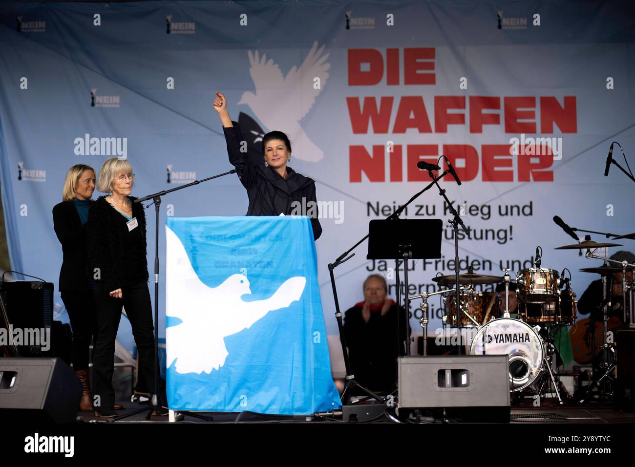 Sahra Wagenknecht, Friedensdemo DEU, Deutschland, Berlin, 03.10.2024 Rede von Sahra Wagenknecht , Partei Buendnis Bündnis BSW Sahra Wagenknecht , auf der bundesweiten Demonstration der deutschen Friedensbewegung unter dem Motto Nein zu Kriegen und Hochruestung die Waffen nider Ja zu Frieden und soziale Friedenspolitik vor der Siegessaeule in Berlin Deutschland . Der Protest verschiedene Initiativen und Parteien wie Buendnis Bündnis BSW Sahra Wagenknecht , SPD, die linke , Gewerkschaften etc. Fordert einen Waffenstillstand in Gaza und Nahost , Friedensverhandlungen und Ende der sank Stockfoto