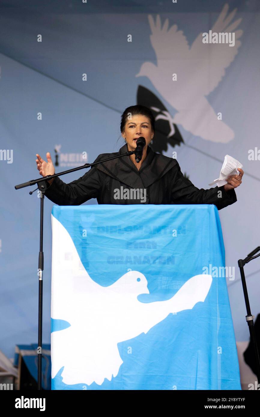 Sahra Wagenknecht, Friedensdemo DEU, Deutschland, Berlin, 03.10.2024 Rede von Sahra Wagenknecht , Partei Buendnis Bündnis BSW Sahra Wagenknecht , auf der bundesweiten Demonstration der deutschen Friedensbewegung unter dem Motto Nein zu Kriegen und Hochruestung die Waffen nider Ja zu Frieden und soziale Friedenspolitik vor der Siegessaeule in Berlin Deutschland . Der Protest verschiedene Initiativen und Parteien wie Buendnis Bündnis BSW Sahra Wagenknecht , SPD, die linke , Gewerkschaften etc. Fordert einen Waffenstillstand in Gaza und Nahost , Friedensverhandlungen und Ende der sank Stockfoto