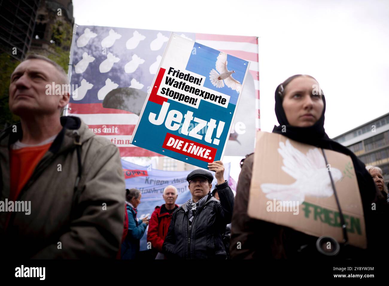 Friedensdemo Nein zu Kriegen DEU, Deutschland, Deutschland, Berlin, 03.10.2024 Demonstranten mit Schild der Partei die linke Frieden Waffenexporte stoppen jetzt und Ami Go Home auf der bundesweiten Demonstration der deutschen Friedensbewegung unter dem Motto Nein zu Kriegen und Hochruestung die Waffen nie Ja zu Frieden und soziale Friedenspolitik in Berlin Deutschland . Der Protest verschiedene Initiativen und Parteien wie Buendnis Bündnis BSW Sahra Wagenknecht , SPD, die linke , Gewerkschaften etc. Fordert einen Waffenstillstand in Gaza und Nahost , Friedensverhandlungen sowie Ende der Sanktio Stockfoto