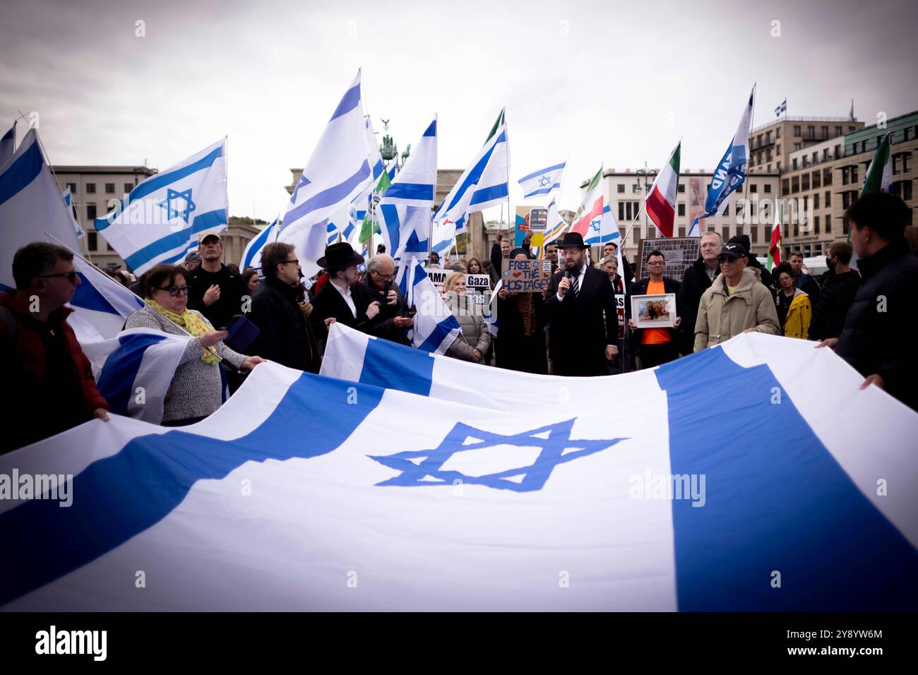 Israel Solidarity Demonstration Deu, Deutschland, Deutschland, Berlin, 06.10.2024 Demonstranten mit Fahne von Israel anlaesslich der Kundgebung und Demonstration von einem breiten Buendnis unter dem Motto Gemeinsam Gegen das Verbrechen der Hamas an Israel und Palaestinenser für die Freilassung der Geisel und das Ende der Hamas Herrschaft in Gaza bringen sie nach Hause sowie gegen Jeden Hass und Antisemitismus und Solidaritaet für Israel am 1. Terror von Hamas aus Gaza nach Israel am 7. Oktober vor dem Brandenburger Tor in Berlin Deutschland en: Demonstranten mit der Flagge Stockfoto