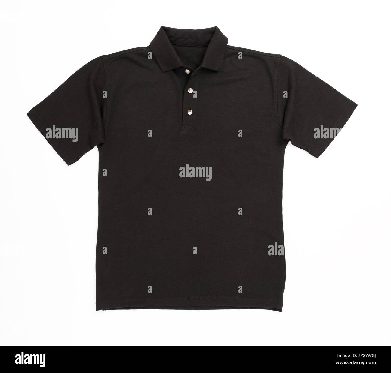 Schwarzes Poloshirt auf weißem Hintergrund Stockfoto