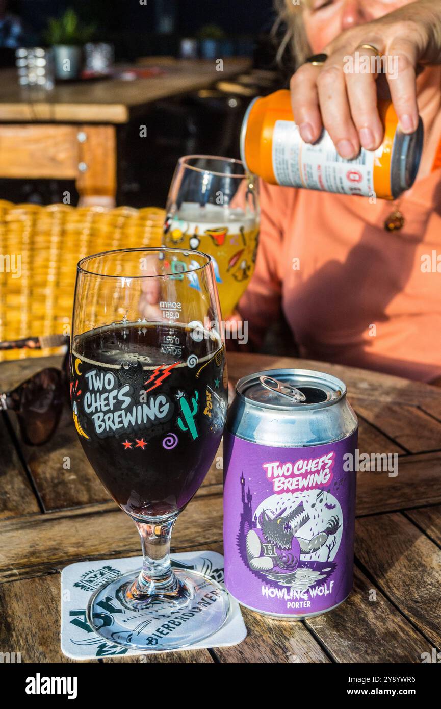Eine Flasche und Dose mit zwei Köchen Brewing Howling Wolf Porter Beer, Café Paulus, Maastricht, Niederlande Stockfoto