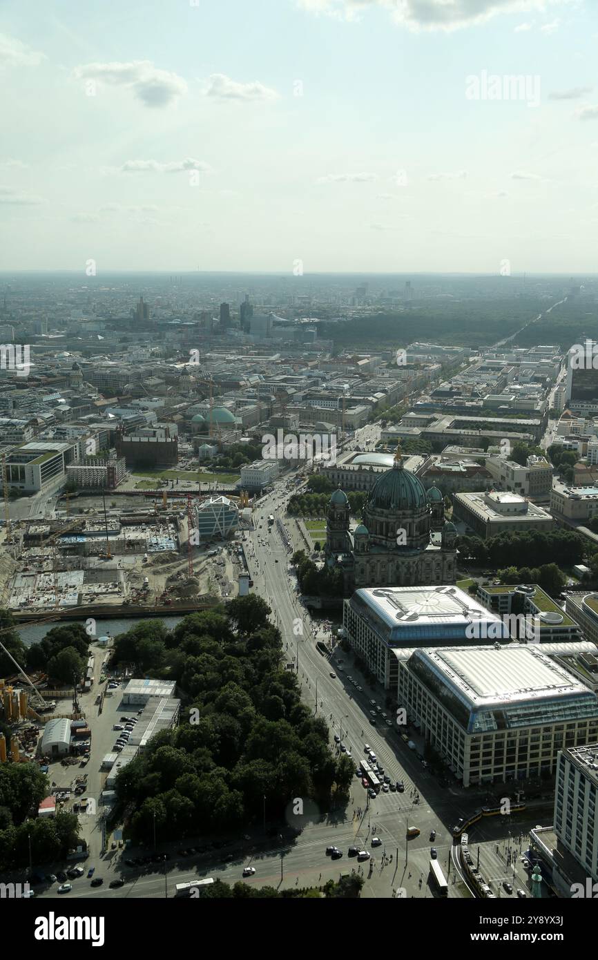 In der Abenddämmerung zeigt die Skyline Berlins eine Mischung aus historischen Gebäuden und modernen Bauten, die einen lebendigen städtischen Wandteppich schaffen. Die erweiterte Ansicht capt Stockfoto