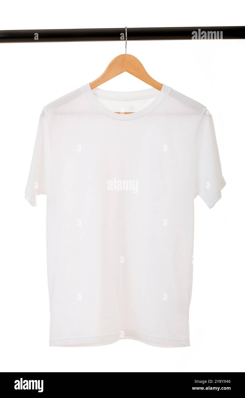Weißes Teeshirt auf Kleiderbügel mit weißem Hintergrund Stockfoto