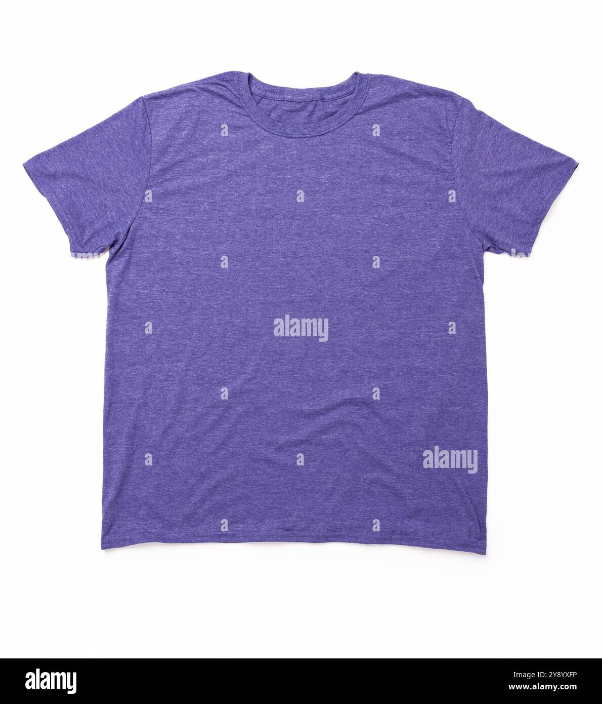 Lilafarbenes flaches Teeshirt auf weißem Hintergrund Stockfoto