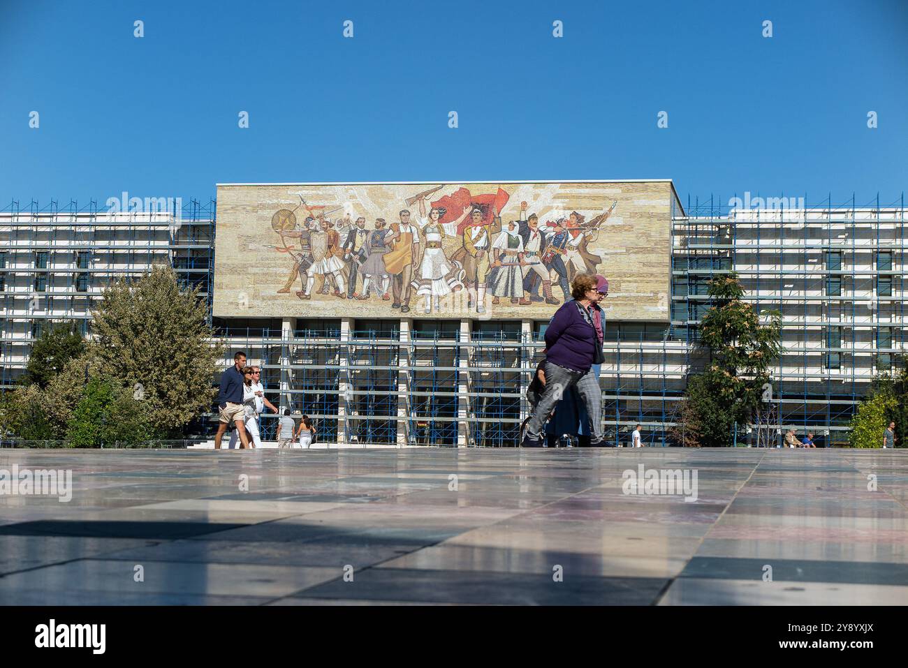 Das Mosaikgemälde über dem Eingang zum National Historical Museum auf dem Skanderbeg-Platz, Tirana, Albanien. Foto; Bo Arrhed Stockfoto