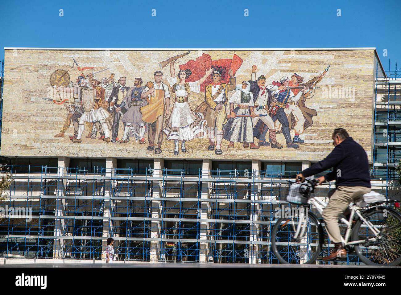 Das Mosaikgemälde über dem Eingang zum National Historical Museum auf dem Skanderbeg-Platz, Tirana, Albanien. Foto; Bo Arrhed Stockfoto