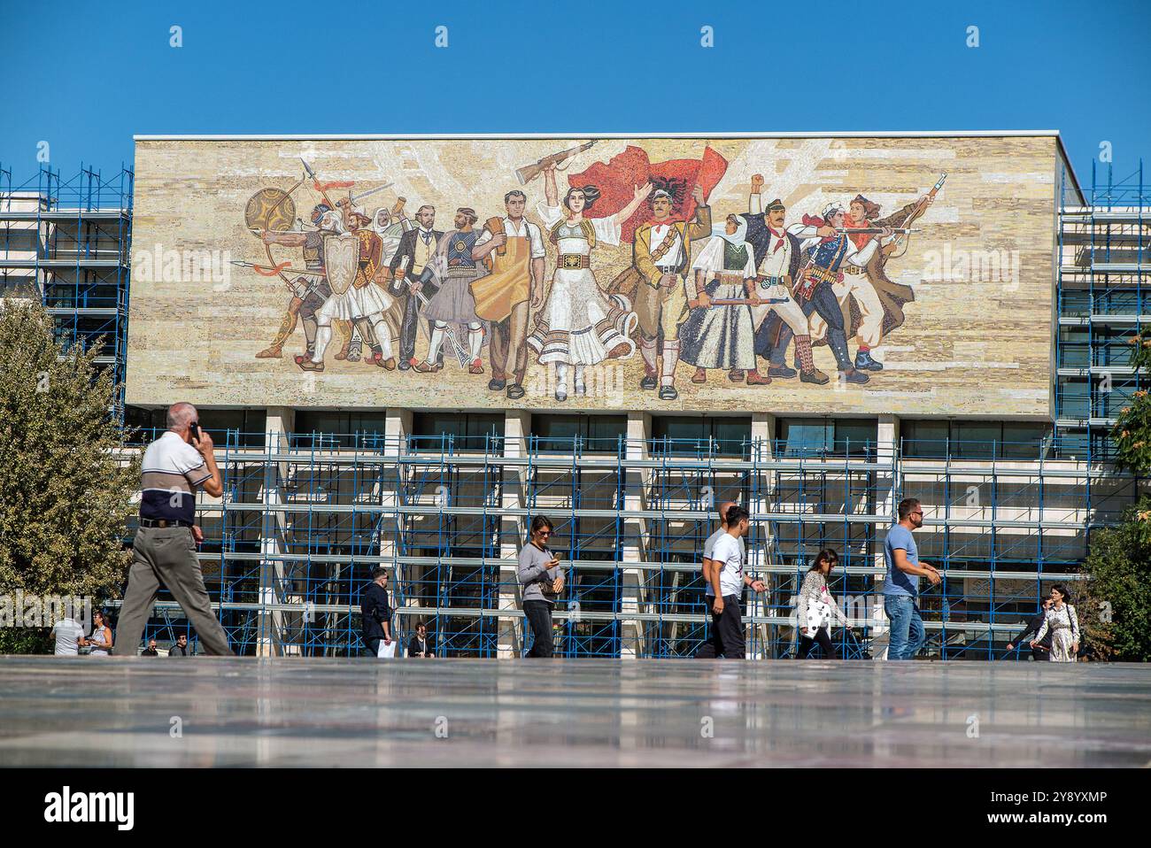 Das Mosaikgemälde über dem Eingang zum National Historical Museum auf dem Skanderbeg-Platz, Tirana, Albanien. Foto; Bo Arrhed Stockfoto