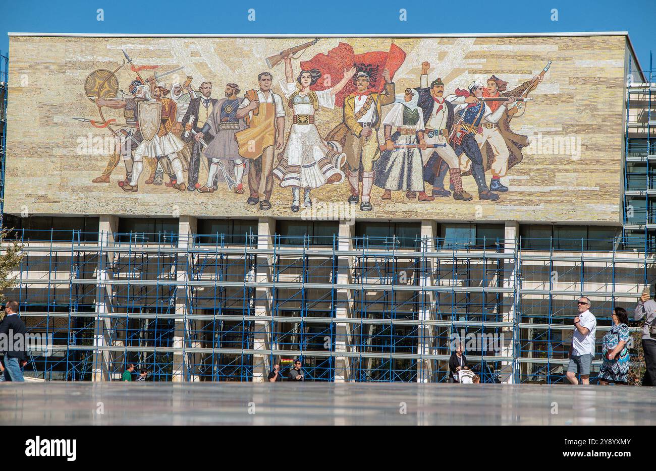 Das Mosaikgemälde über dem Eingang zum National Historical Museum auf dem Skanderbeg-Platz, Tirana, Albanien. Foto; Bo Arrhed Stockfoto