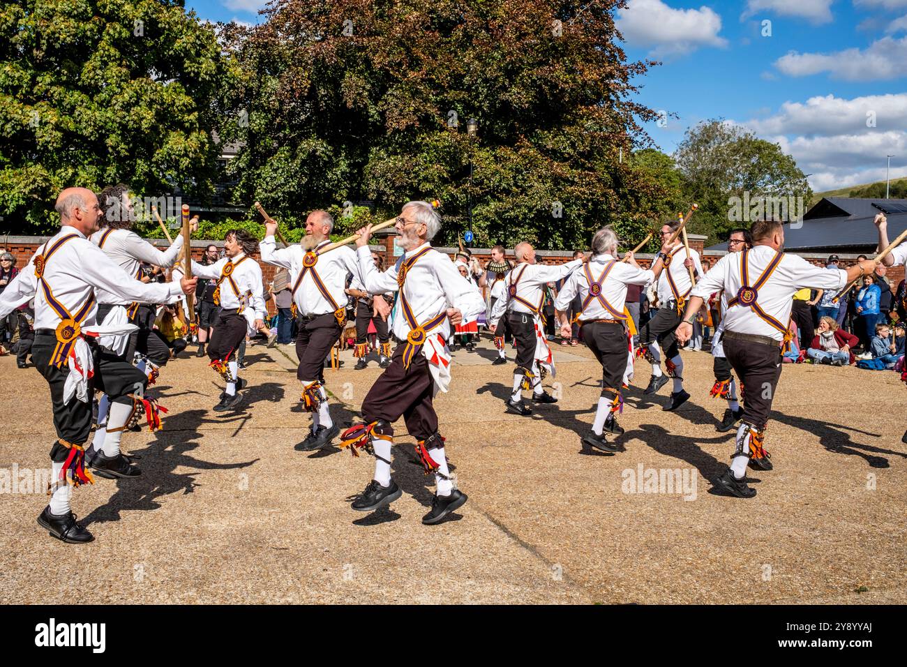 Brighton Morris Männer tanzen beim jährlichen „Dancing in the Old“ Event, Harvey's Brewery Yard, Lewes, East Sussex, Großbritannien Stockfoto