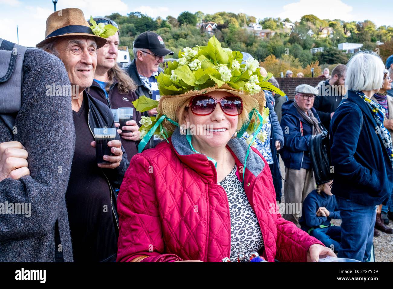 Einheimische beobachten die Morris-Tänzer beim jährlichen „Dancing in the Old“-Event in Harvery's Brewery Yard, Lewes, East Sussex, Großbritannien Stockfoto