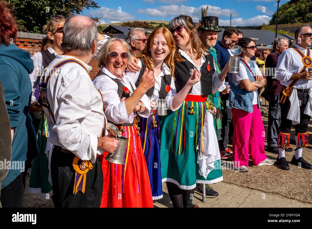 Eine Gruppe weiblicher Morris-Tänzerinnen wartet auf den Auftritt beim jährlichen „Dancing in the Old“ Event, Harvey's Brewery Yard, Lewes, East Sussex, Großbritannien. Stockfoto