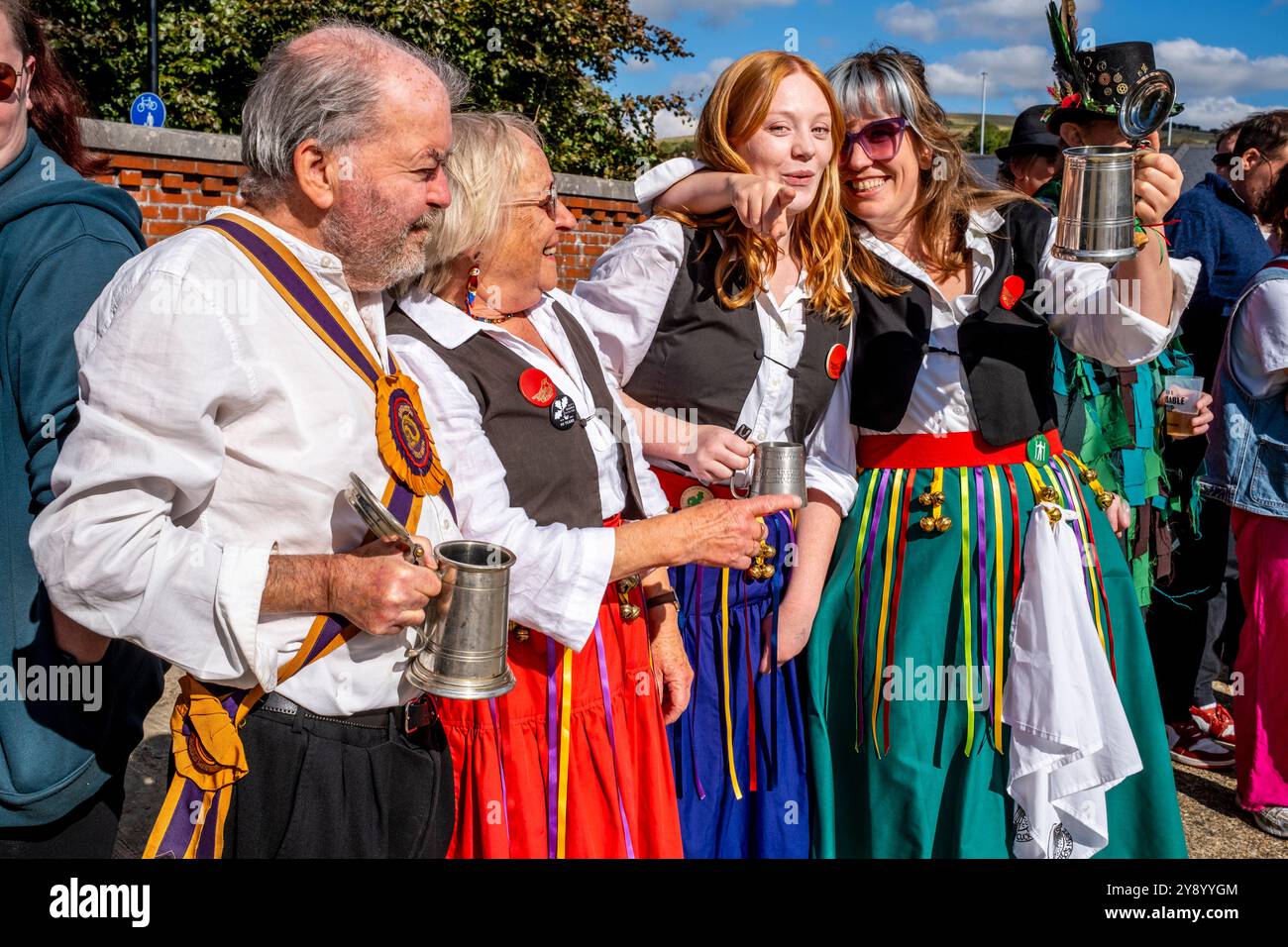 Eine Gruppe weiblicher Morris-Tänzerinnen wartet auf den Auftritt beim jährlichen „Dancing in the Old“ Event, Harvey's Brewery Yard, Lewes, East Sussex, Großbritannien. Stockfoto