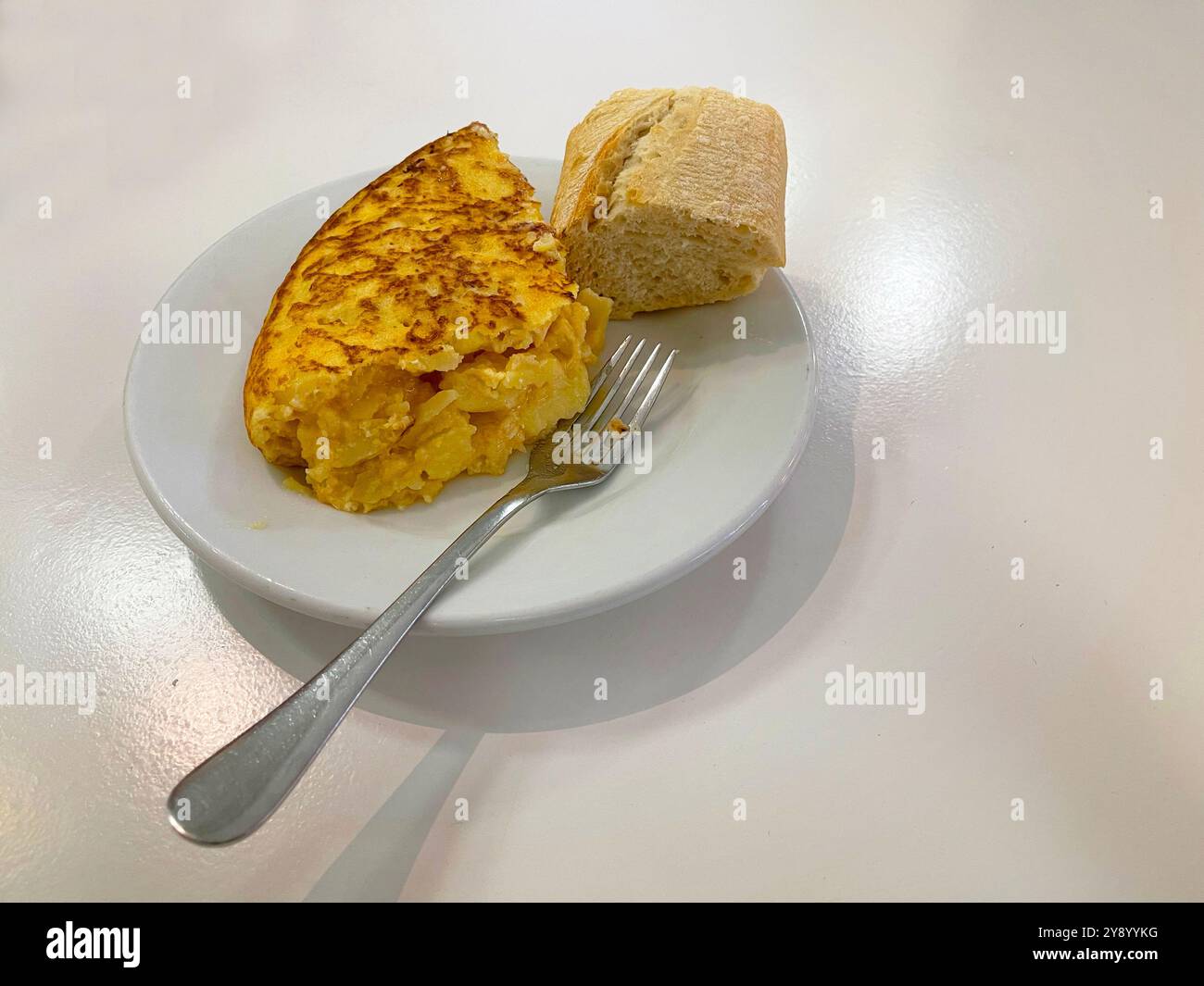 Spanisches Omelett, traditioneller Pincho. Spanien. - Smartphone-aufgenommenes Stockfoto