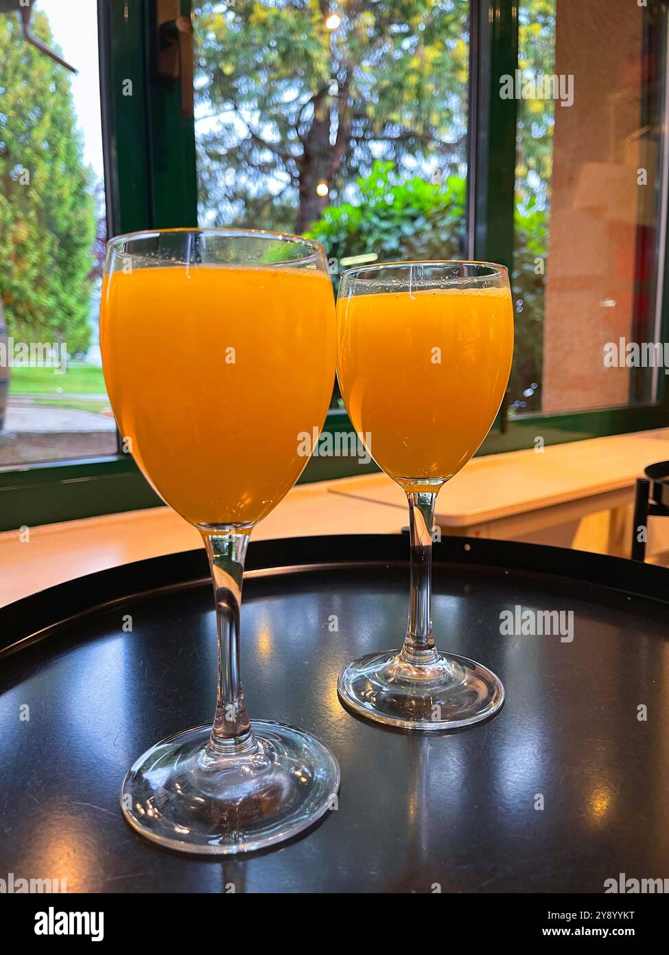Zwei Gläser Orangensaft. - Smartphone-aufgenommenes Stockfoto