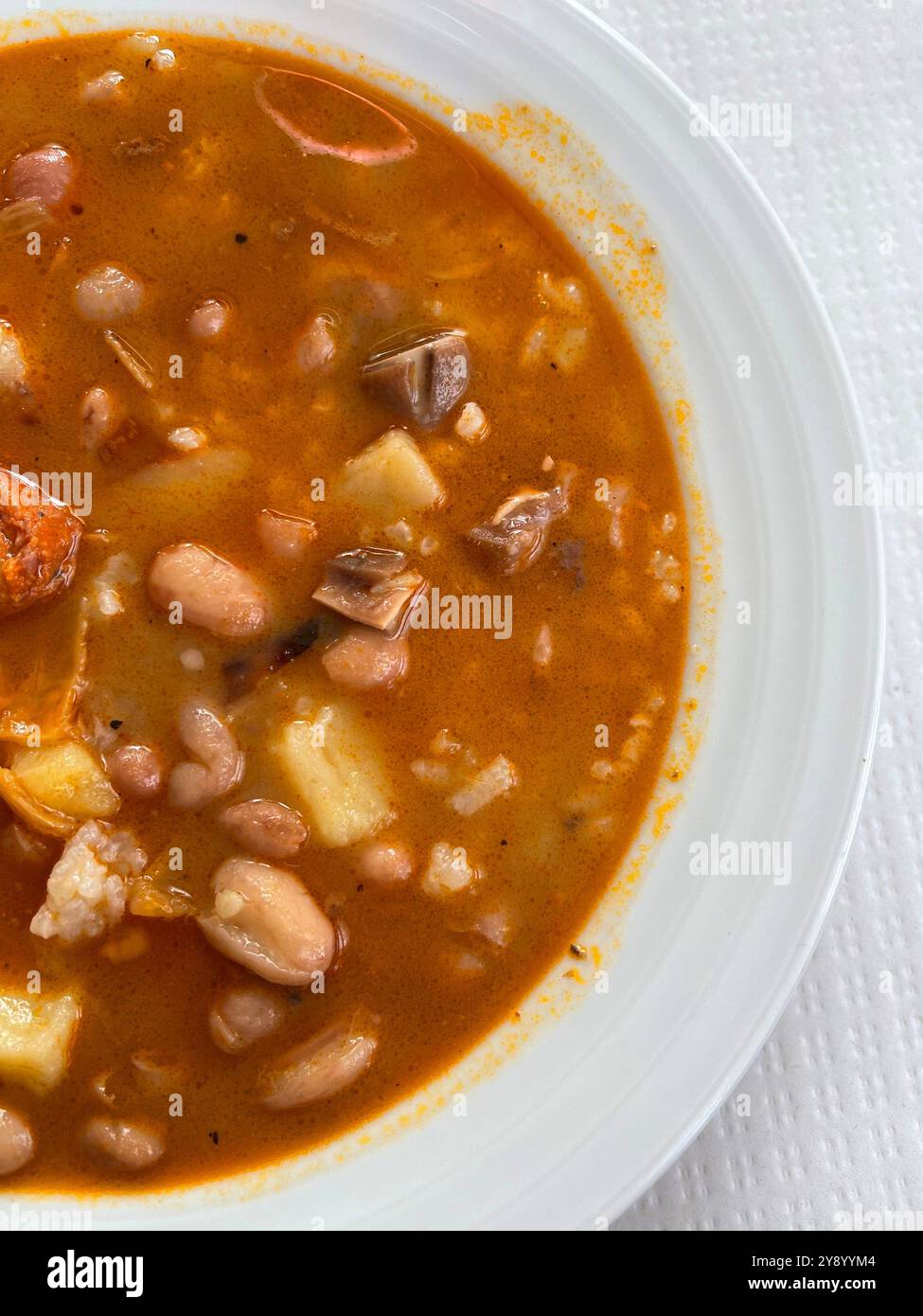 Bohnen-Eintopf mit Reis und Schweineohr. Spanien. Stockfoto