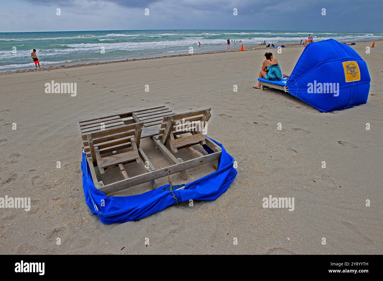 Hollywood Beach, FL, USA. 14-06-2017. Schwimmer werden an einem Strand in Florida während einer Sturmwarnung gesehen. Foto: Jose Bula Urrutia Stockfoto